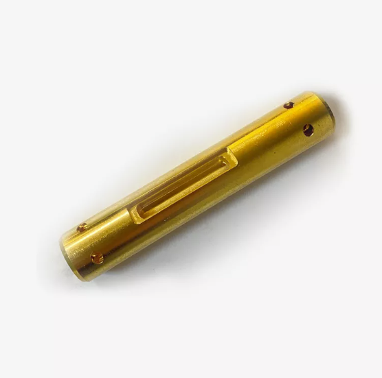 Eine detaillierte Ansicht eines Metallstücks, das durch Elektroplatten mit Gold beschichtet wird und das glänzende, glatte Goldfinish zeigt.